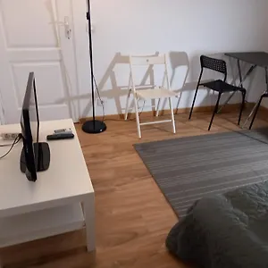 3 Hebergements - Au 1er Etage 1 2 Pieces Et Au 2eme Etage Un De 2 Louees Separement Avec Coin Cuisine Et Toilettes A Partager- Dans Pavillon Au Pied Du Rer B A 5 Minutes De Paris Et 30 Mn Stade De France Cachan